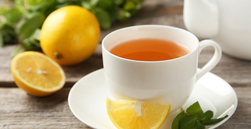 Green tea with lemon: very healthy in your breakfast
