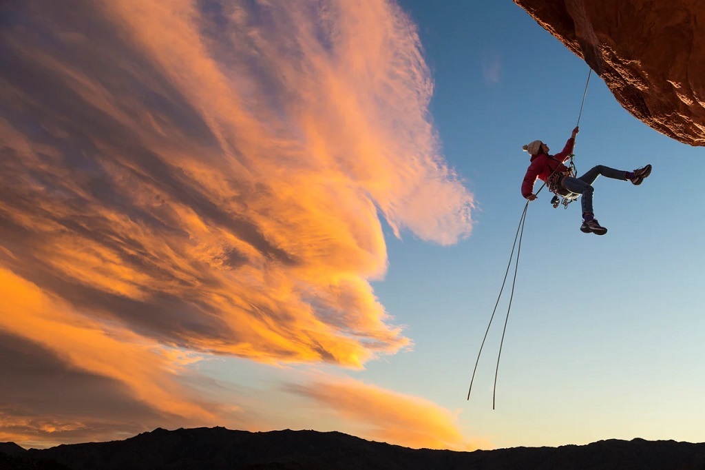 How Do Climbers Retrieve Ropes After a Descent