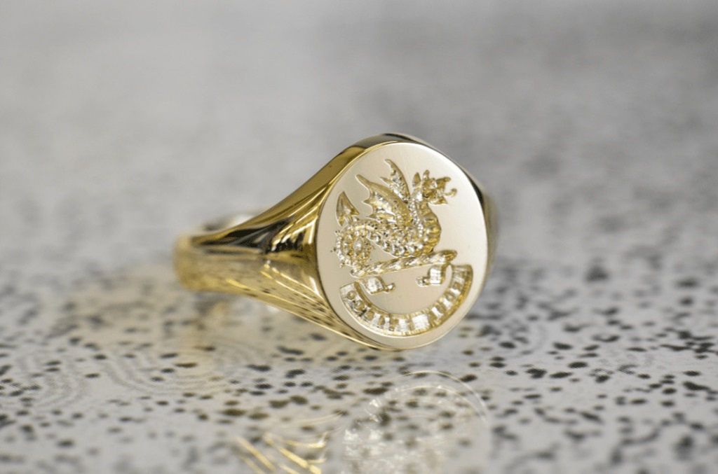 Do the royal family wear signet rings?