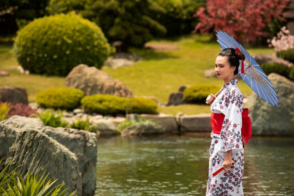 How to Wear a Japanese Kimono Robe in Different Styles