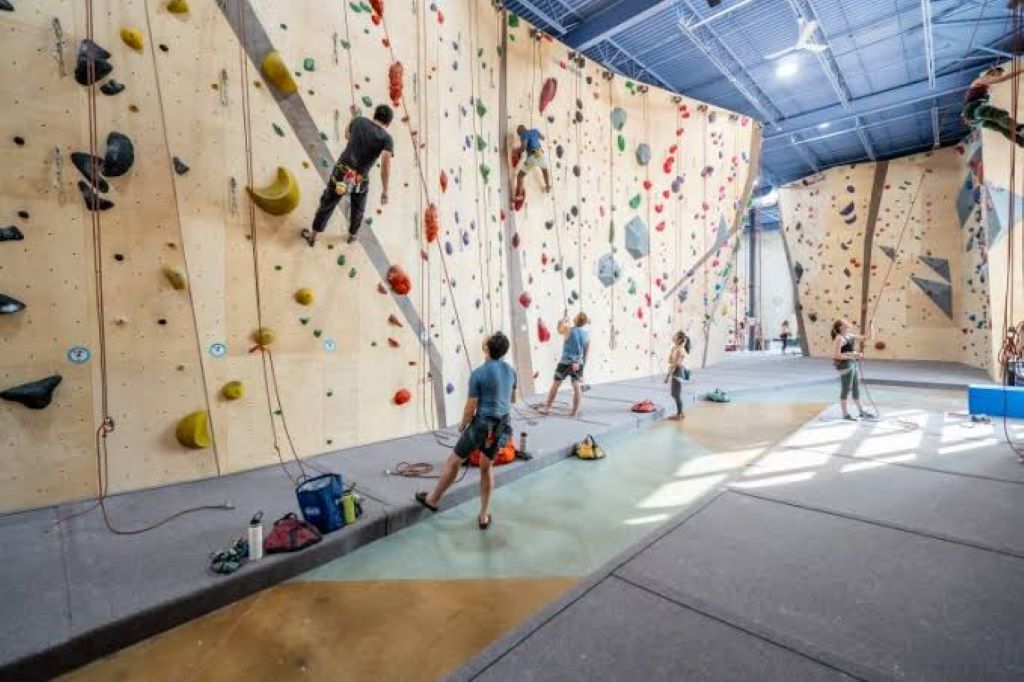 Climber choosing the right climbing rope for outdoor adventures in Utah (UT)
